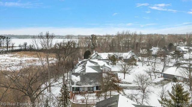 2866 Lochmoor Boulevard, Lake Orion, MI 48360