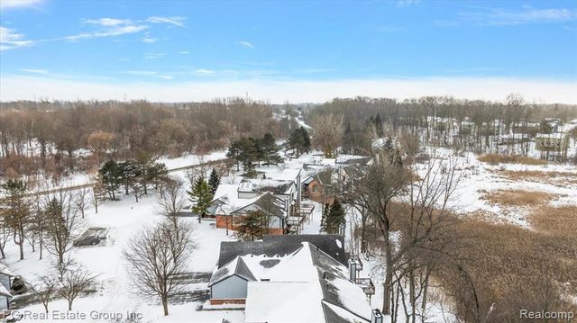 2866 Lochmoor Boulevard, Lake Orion, MI 48360