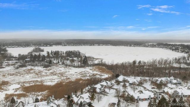 2866 Lochmoor Boulevard, Lake Orion, MI 48360