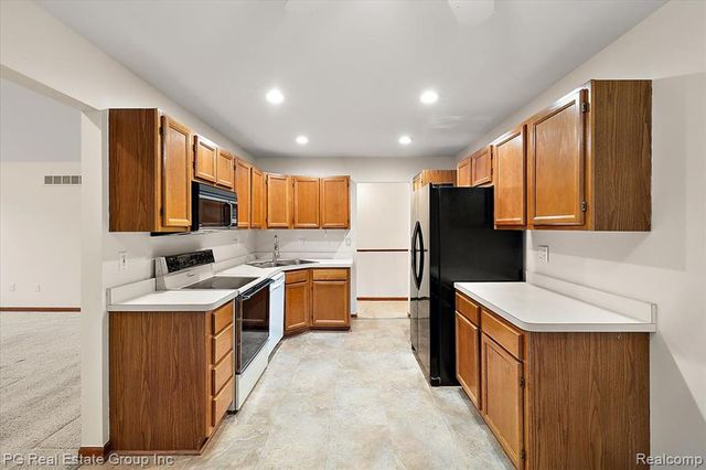 2866 Lochmoor Boulevard, Lake Orion, MI 48360