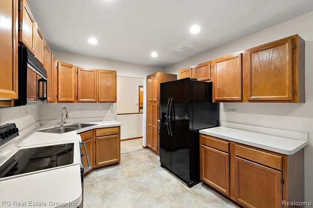 2866 Lochmoor Boulevard, Lake Orion, MI 48360