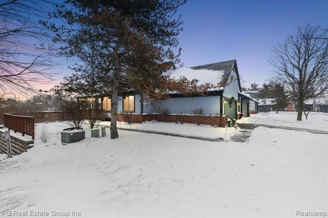 2866 Lochmoor Boulevard, Lake Orion, MI 48360