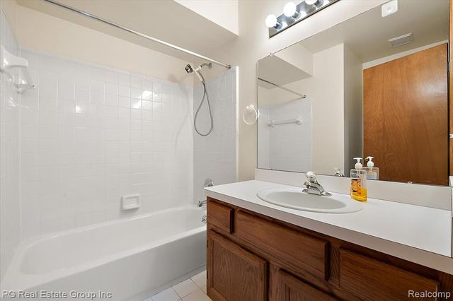 2866 Lochmoor Boulevard, Lake Orion, MI 48360