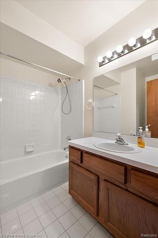 2866 Lochmoor Boulevard, Lake Orion, MI 48360