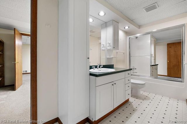 2866 Lochmoor Boulevard, Lake Orion, MI 48360