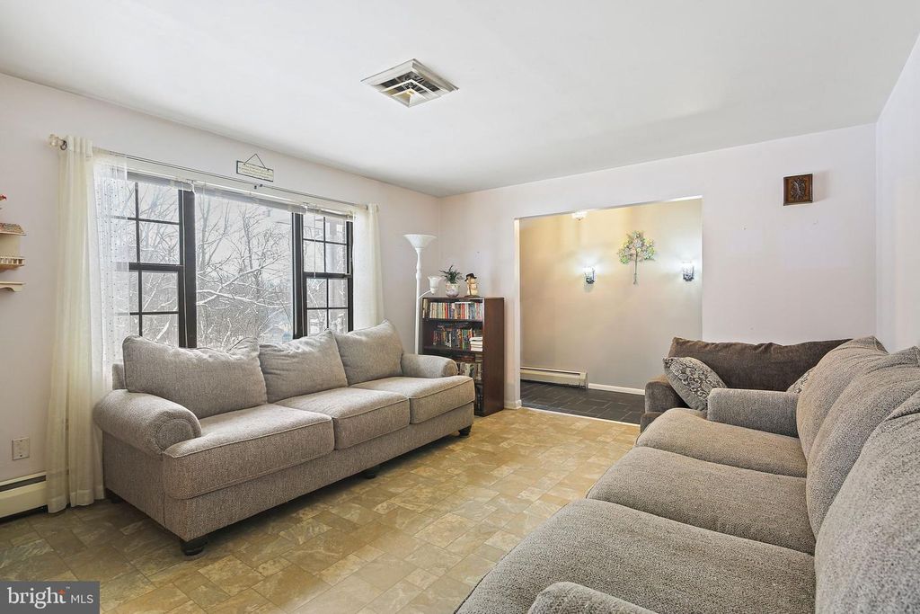 Image 2 of property listing at 8608 KRATZ LN, Baltimore, MD 21244