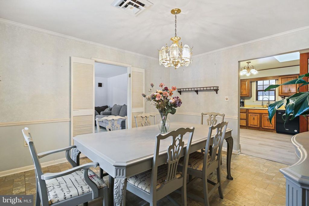 Image 5 of property listing at 8608 KRATZ LN, Baltimore, MD 21244