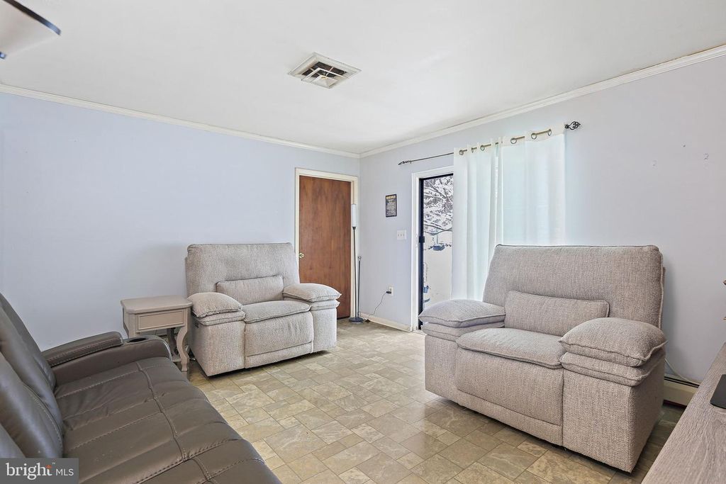 Image 9 of property listing at 8608 KRATZ LN, Baltimore, MD 21244