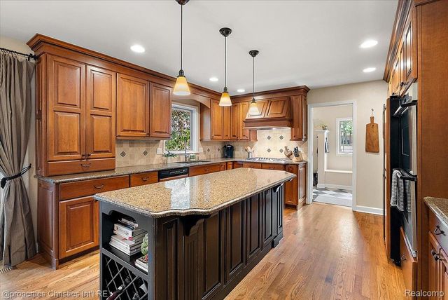 945 Peach Blossom Court, Rochester Hills, MI 48306