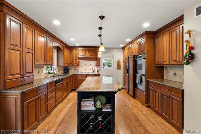 945 Peach Blossom Court, Rochester Hills, MI 48306