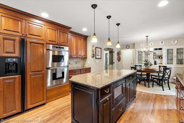 945 Peach Blossom Court, Rochester Hills, MI 48306