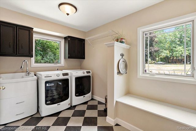 945 Peach Blossom Court, Rochester Hills, MI 48306