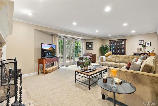 945 Peach Blossom Court, Rochester Hills, MI 48306