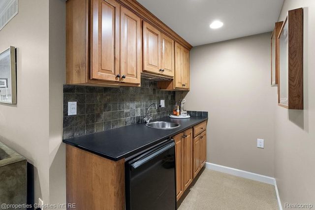 945 Peach Blossom Court, Rochester Hills, MI 48306