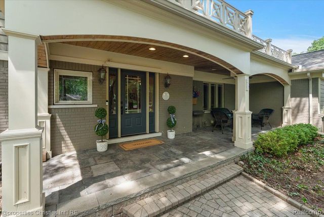 945 Peach Blossom Court, Rochester Hills, MI 48306