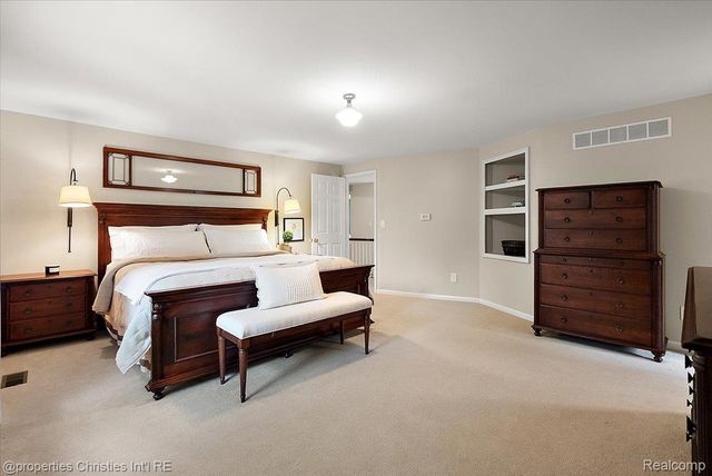 945 Peach Blossom Court, Rochester Hills, MI 48306