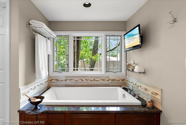 945 Peach Blossom Court, Rochester Hills, MI 48306