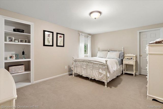 945 Peach Blossom Court, Rochester Hills, MI 48306