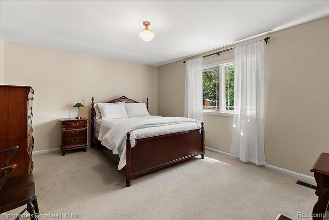 945 Peach Blossom Court, Rochester Hills, MI 48306
