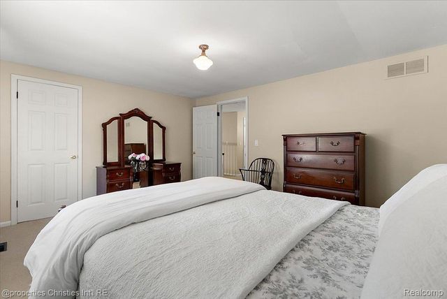 945 Peach Blossom Court, Rochester Hills, MI 48306
