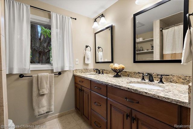 945 Peach Blossom Court, Rochester Hills, MI 48306