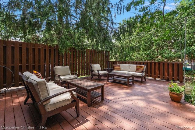 945 Peach Blossom Court, Rochester Hills, MI 48306