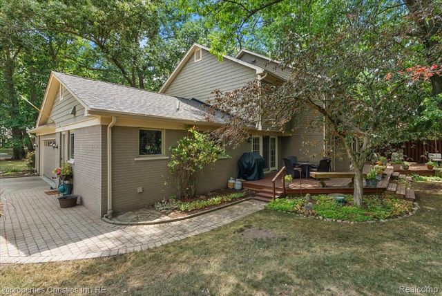 945 Peach Blossom Court, Rochester Hills, MI 48306