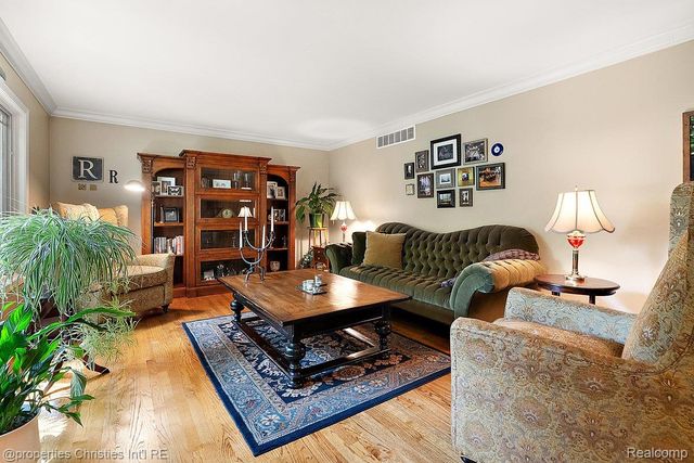 945 Peach Blossom Court, Rochester Hills, MI 48306