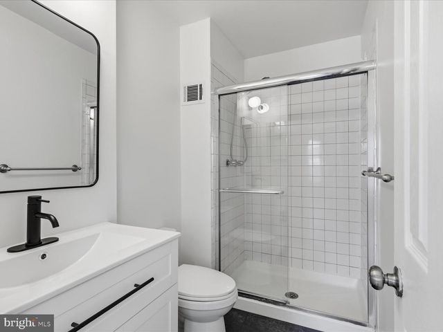 112 HILLSDALE DR, Sterling, VA 20164