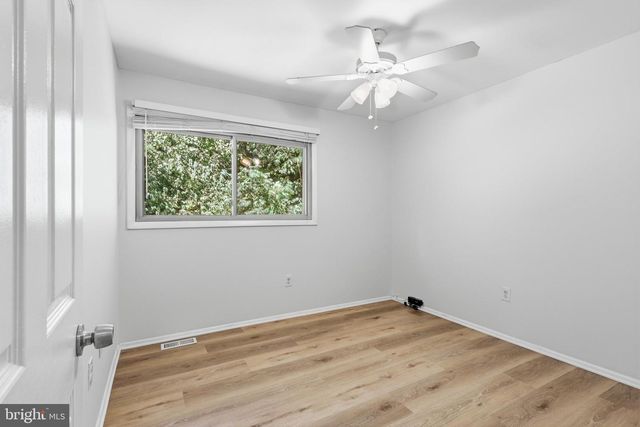 112 HILLSDALE DR, Sterling, VA 20164