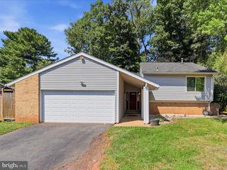 112 HILLSDALE DR, Sterling, VA 20164