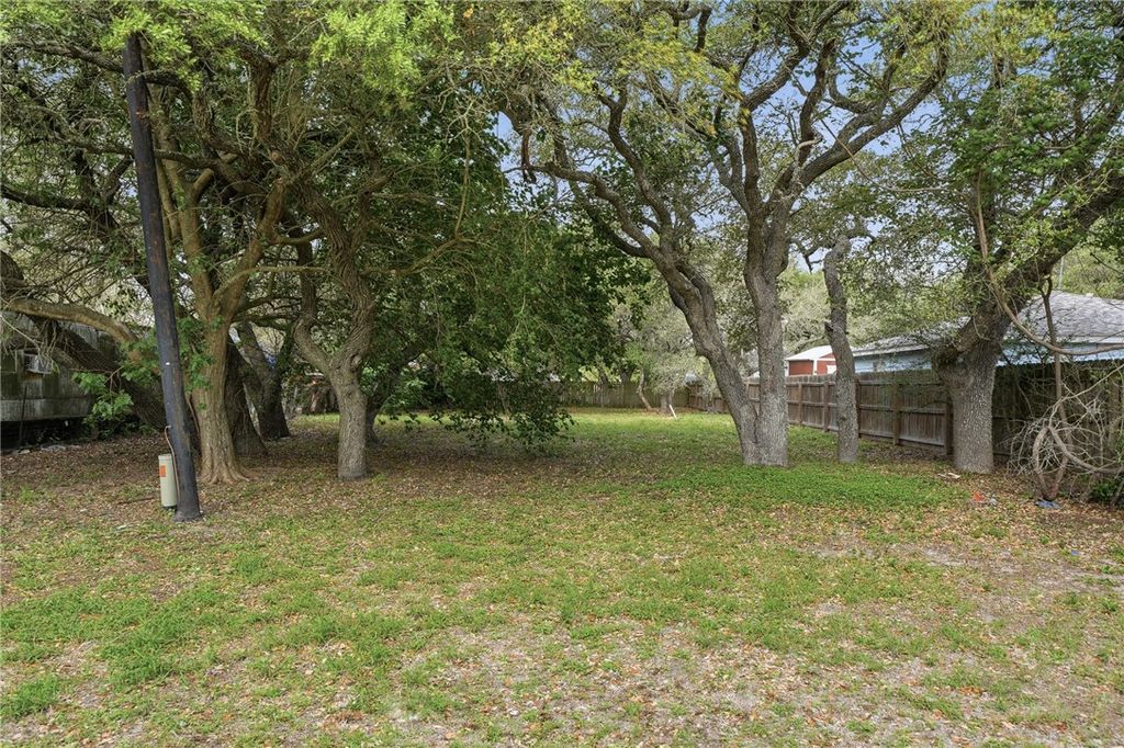 707-709 N Terry St, Rockport, TX 78382 — exterior