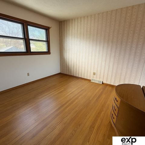 7009 Park Crest Drive, La Vista, NE 68128