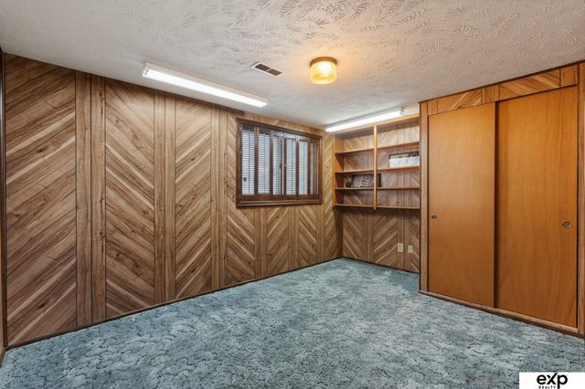 7009 Park Crest Drive, La Vista, NE 68128