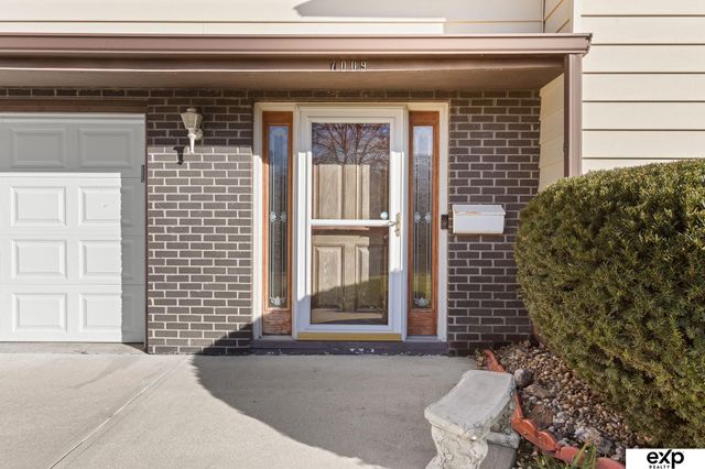 7009 Park Crest Drive, La Vista, NE 68128