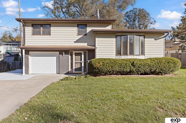 7009 Park Crest Drive, La Vista, NE 68128