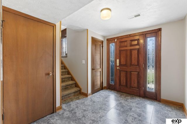 7009 Park Crest Drive, La Vista, NE 68128