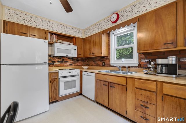 17 Hunters Path, Clinton, CT 06413