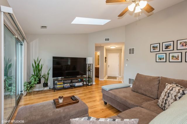 353 Pembroke Court 2, Schaumburg, IL 60193