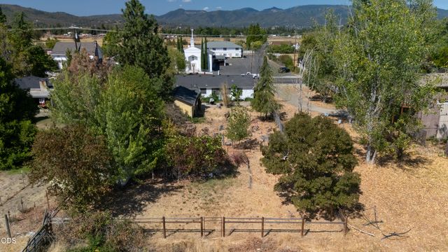 795 Lozier Lane, Medford, OR 97501