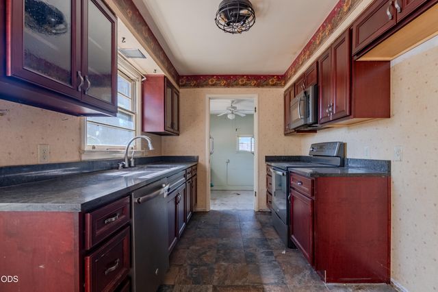 795 Lozier Lane, Medford, OR 97501