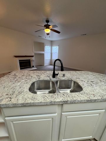 1440 Cottage Grove Avenue, Tulare, CA 93274