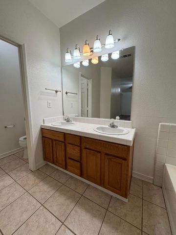 1440 Cottage Grove Avenue, Tulare, CA 93274