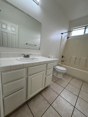 1440 Cottage Grove Avenue, Tulare, CA 93274