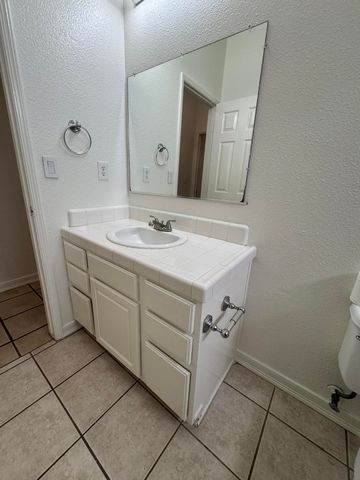 1440 Cottage Grove Avenue, Tulare, CA 93274