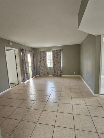 1554 SE Royal Green Circle 101, Port St Lucie, FL 34952