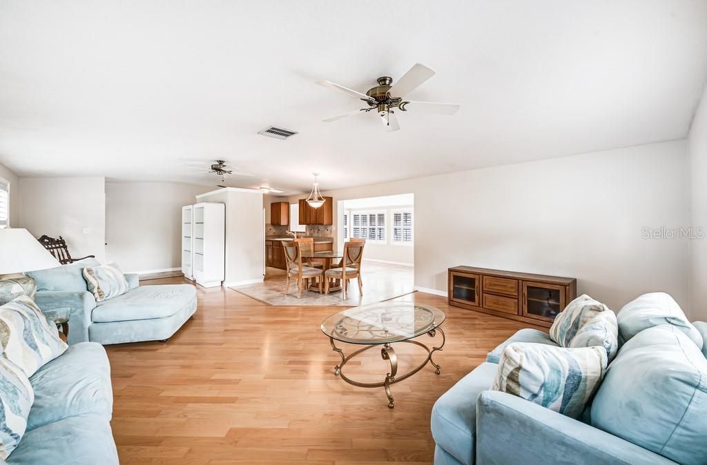 Image 5 of property listing at 1924 W NORTH STREET, Tampa, FL 33604