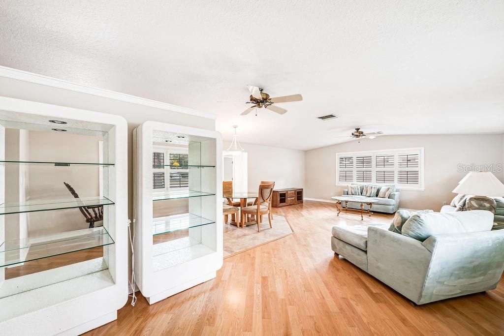 Image 7 of property listing at 1924 W NORTH STREET, Tampa, FL 33604