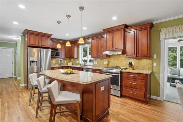 6 Sterling Drive, Londonderry, NH 03053