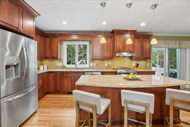 6 Sterling Drive, Londonderry, NH 03053